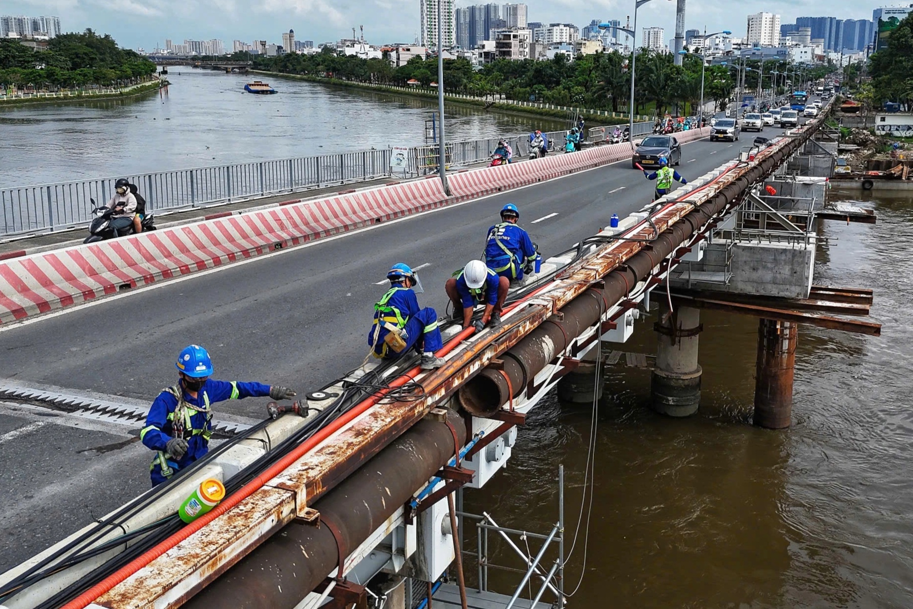 Cận cảnh "thần đèn" nâng tĩnh không cầu Bình Triệu 1 ở TPHCM