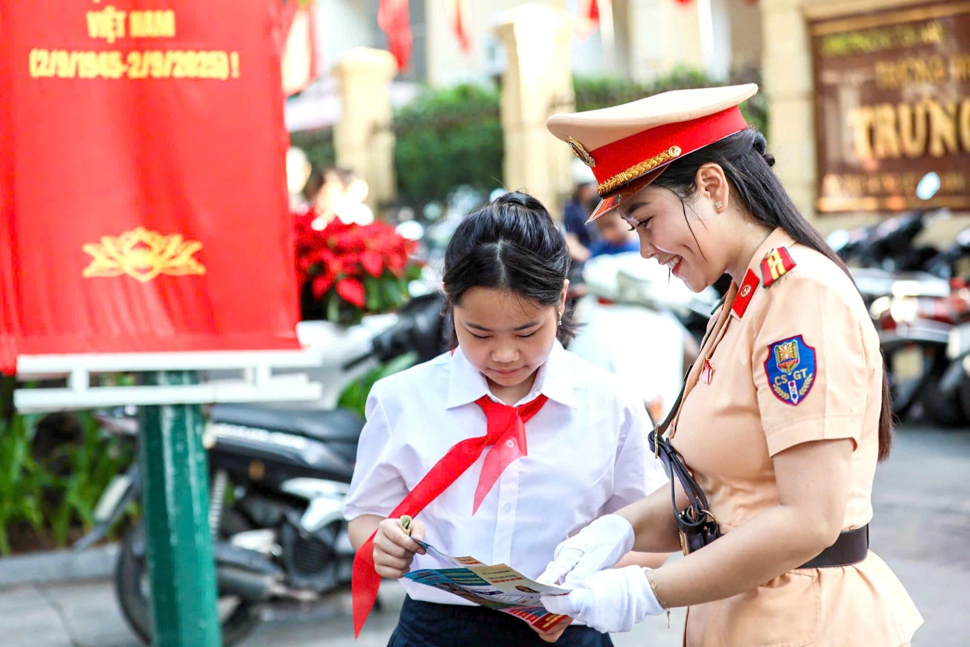 CSGT phát tờ rơi, tuyên truyền về an toàn giao thông trong ngày khai giảng