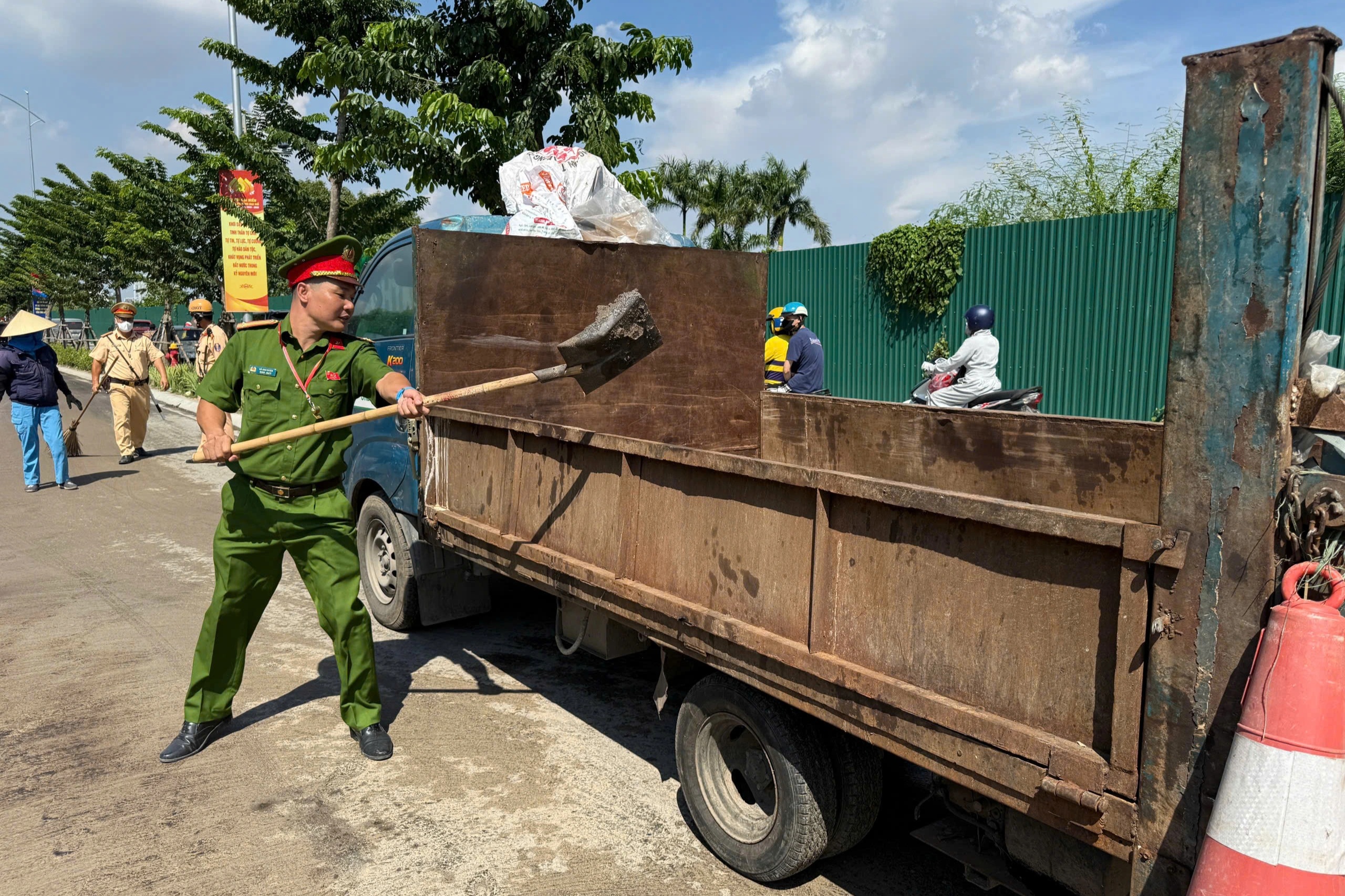 Ô tô chở dầu diesel vỡ téc, tràn ra đường Lê Quang Đạo kéo dài