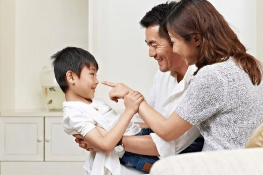 Bỏ bê con ruột để chăm con chồng, tôi bật khóc khi thấy một mẩu giấy