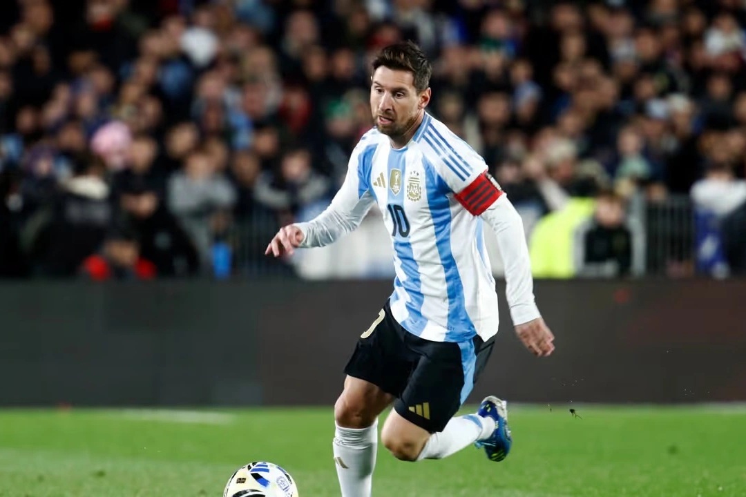 Lionel Messi cân bằng kỷ lục ghi bàn của Ronaldo tại vòng loại World Cup