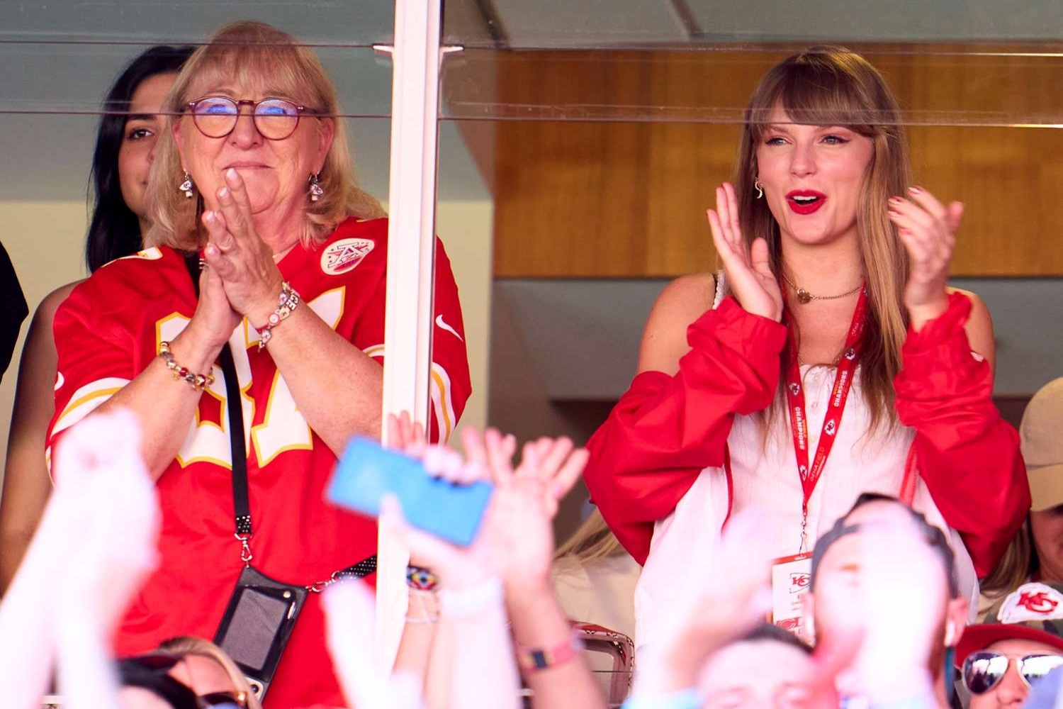 Cú trượt tay của mẹ chồng tương lai Taylor Swift khiến mạng xã hội dậy sóng