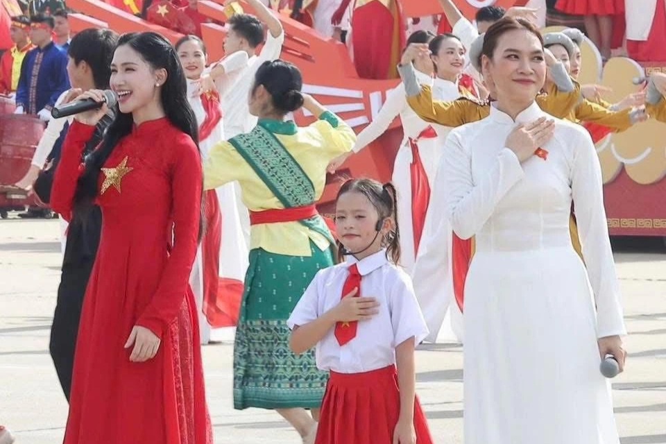 Bé gái 7 tuổi hát ở A80: Lời chúc từ hiệu trưởng và hậu trường với Mỹ Tâm