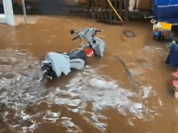 Nước từ đường tràn ào ào vào nhà, dân đục tường giải nguy
