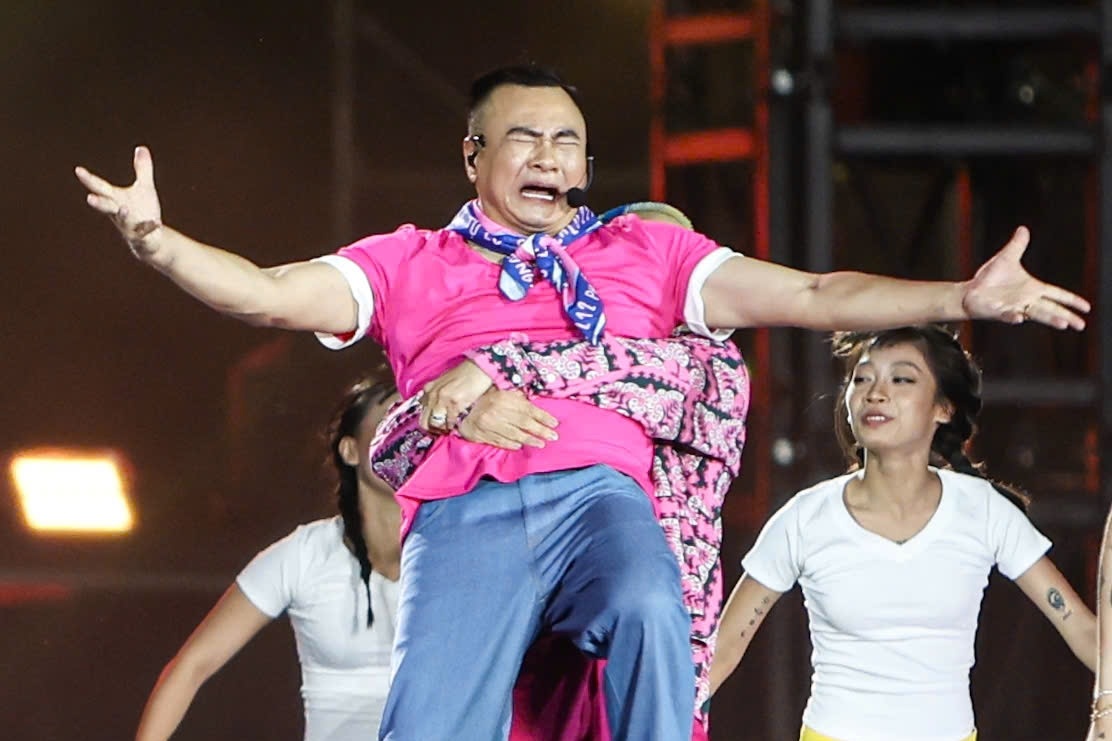 Concert "Anh trai chông gai" ở TPHCM: NSND Tự Long xử lý tình huống bất ngờ