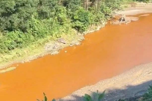 Dòng suối bất ngờ đổi màu đỏ quạch, dân lo ngại ô nhiễm
