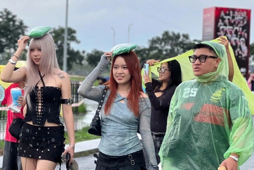Khán giả đội mưa, xếp hàng chờ xem "Em xinh say hi"
