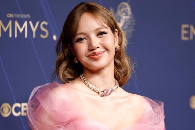 Lisa hóa công chúa dịu dàng, cô dâu tương lai Selena Gomez đẹp quyến rũ