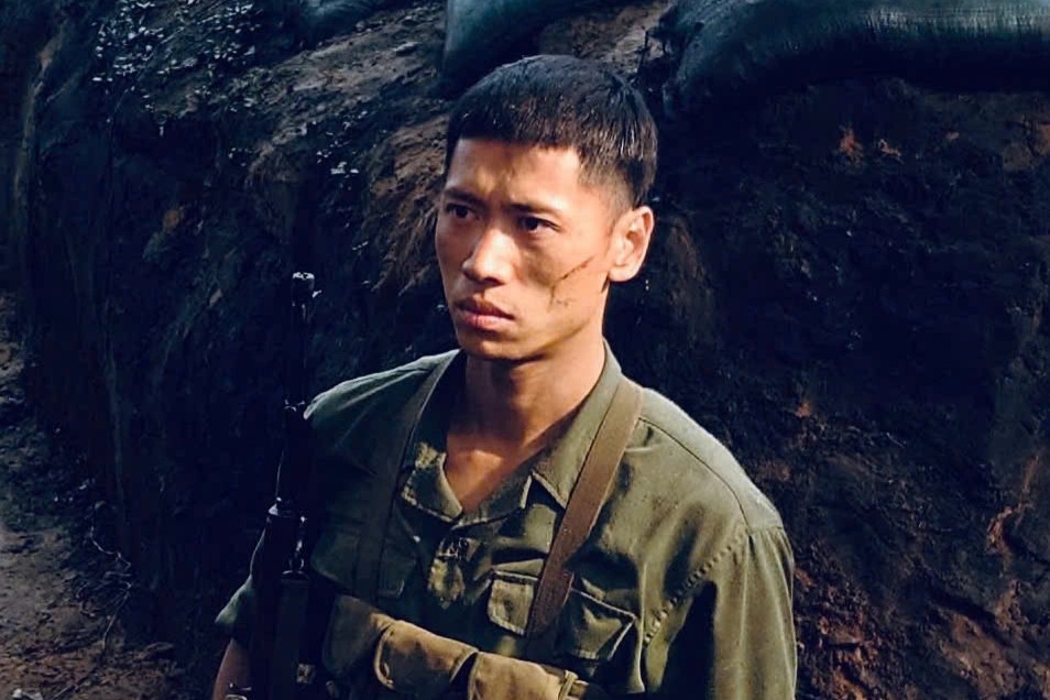 Hoàng Long vai Sen điên của "Mưa đỏ": Bí mật cảnh bị đất vùi lấp gây ám ảnh