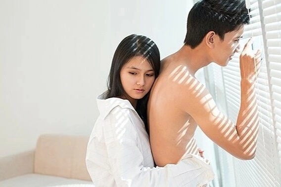 Giữ trinh tiết để được chồng nâng niu, tôi "tỉnh ngộ" khi nhận tin nhắn lạ