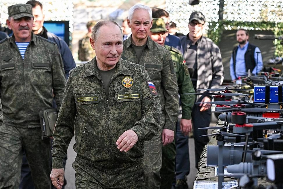 Tổng thống Vladimir Putin mặc quân phục, thị sát thao trường tập trận