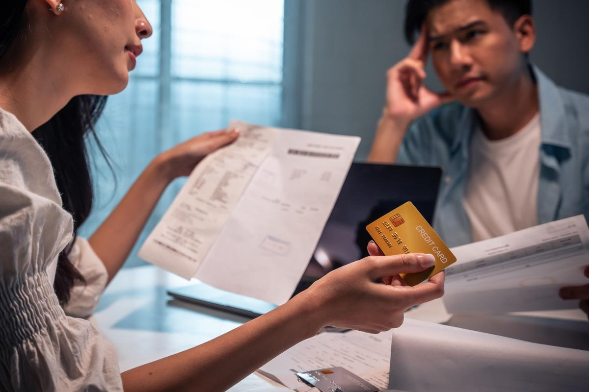 Chồng chỉ đưa 10 triệu đồng/tháng, tôi nghi ngờ lương của anh đi về đâu