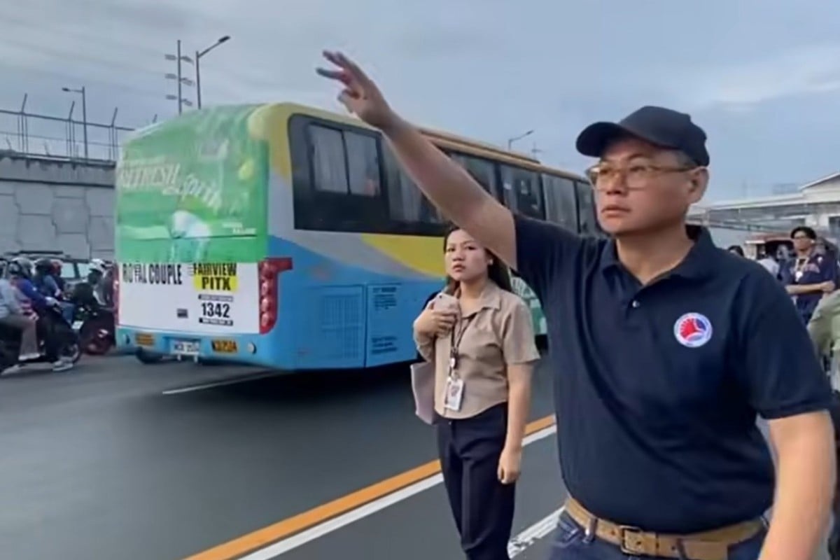 Bộ trưởng Philippines ra lệnh cho cấp dưới di chuyển bằng xe buýt mỗi tuần