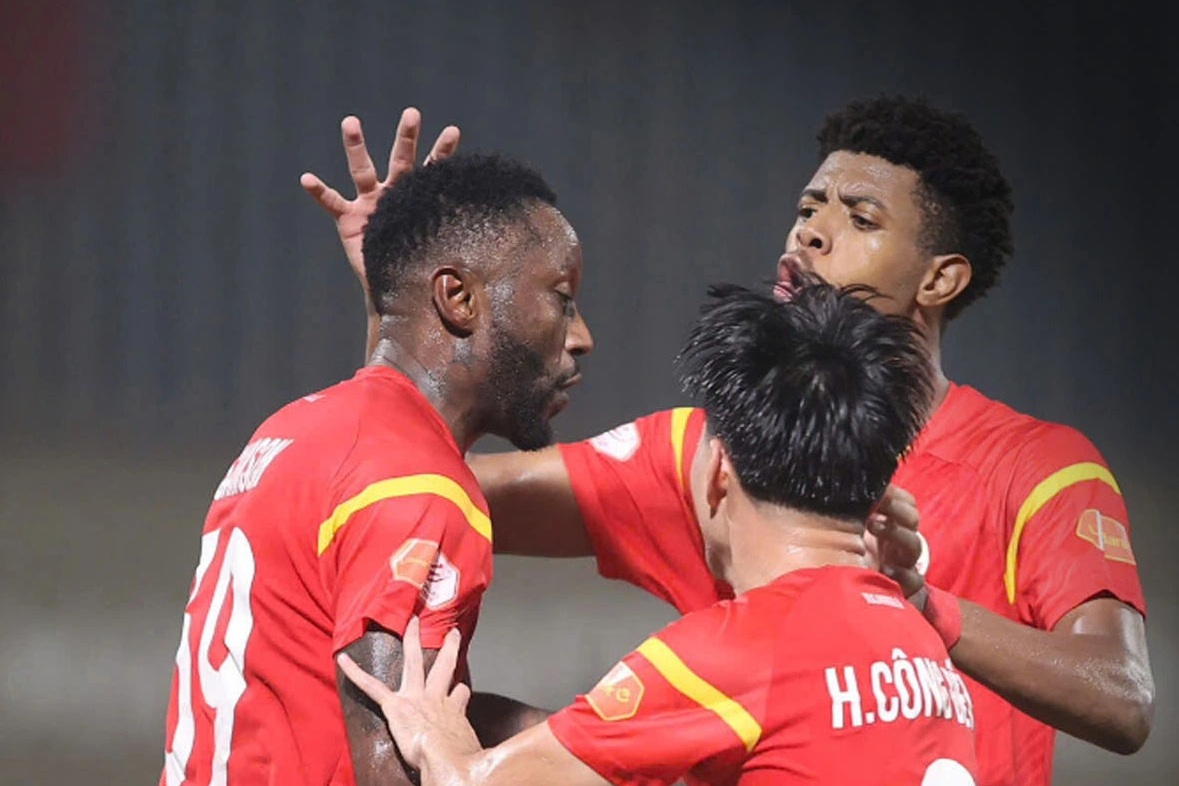 4 đội bóng bất phân thắng bại trong hai trận đấu sớm V-League