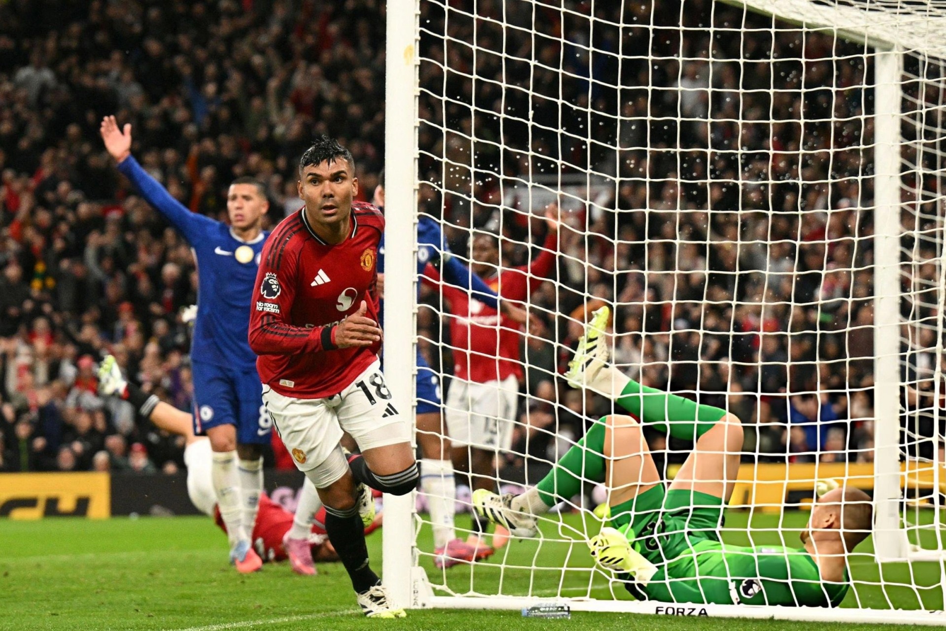 Man Utd hạ Chelsea trong trận cầu Sanchez, Casemiro nhận thẻ đỏ