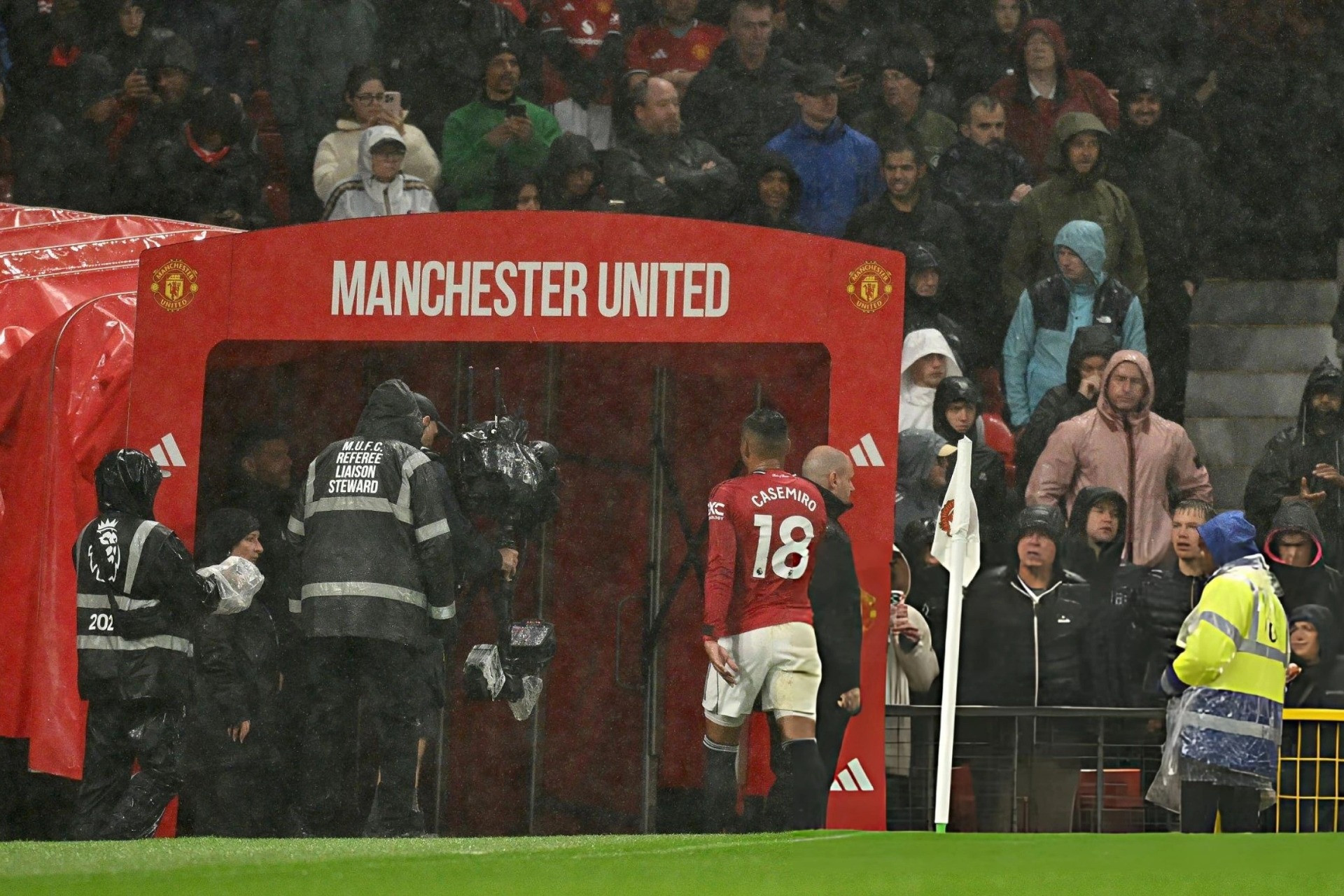 Man Utd 2-0 Chelsea (hết hiệp 1): Casemiro, Sanchez bị đuổi