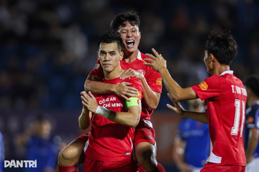 Tiến Linh ghi bàn ở đại chiến nội bộ bóng đá TPHCM, SLNA hòa CLB Hà Tĩnh