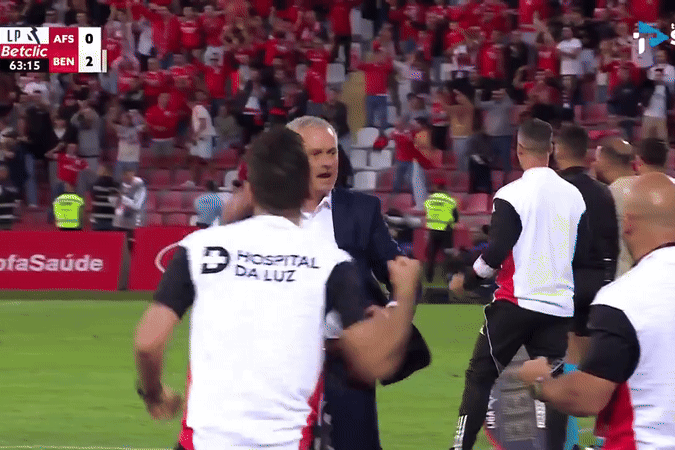 HLV Mourinho đá bay chai nước, ăn mừng “điên cuồng” chiến thắng ở CLB mới