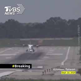 Máy bay chao đảo khi cố hạ cánh trong gió bão Ragasa ở Đài Loan