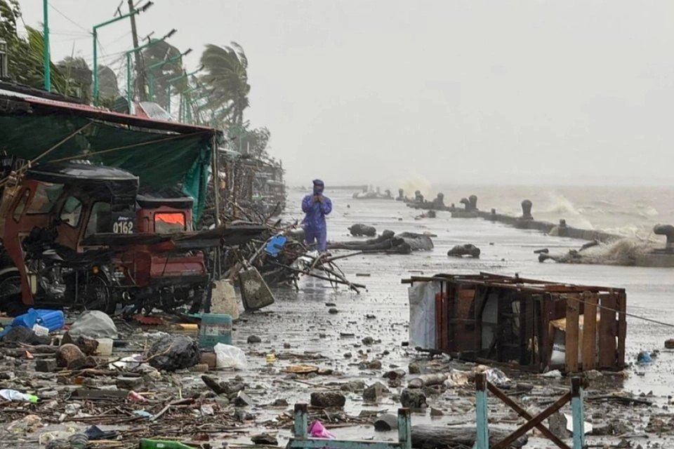 Siêu bão Ragasa suy yếu sau khi đổ bộ Philippines
