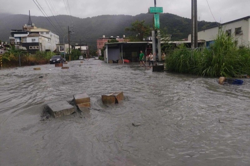 Lo ngại lũ lụt ập đến như sóng thần, người dân Đài Loan chạy đua sơ tán