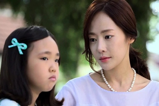 Thấy mẹ hết lòng chăm con chồng, con ruột nói một câu khiến tôi đau đớn