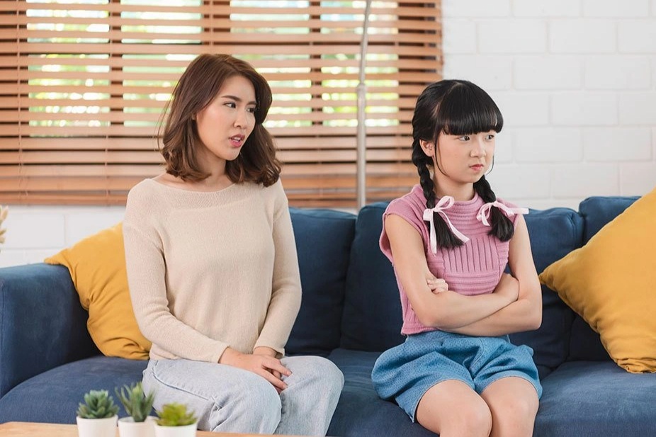 Con trốn ngủ trưa, tôi rùng mình khi phát hiện bé làm gì với chị gái