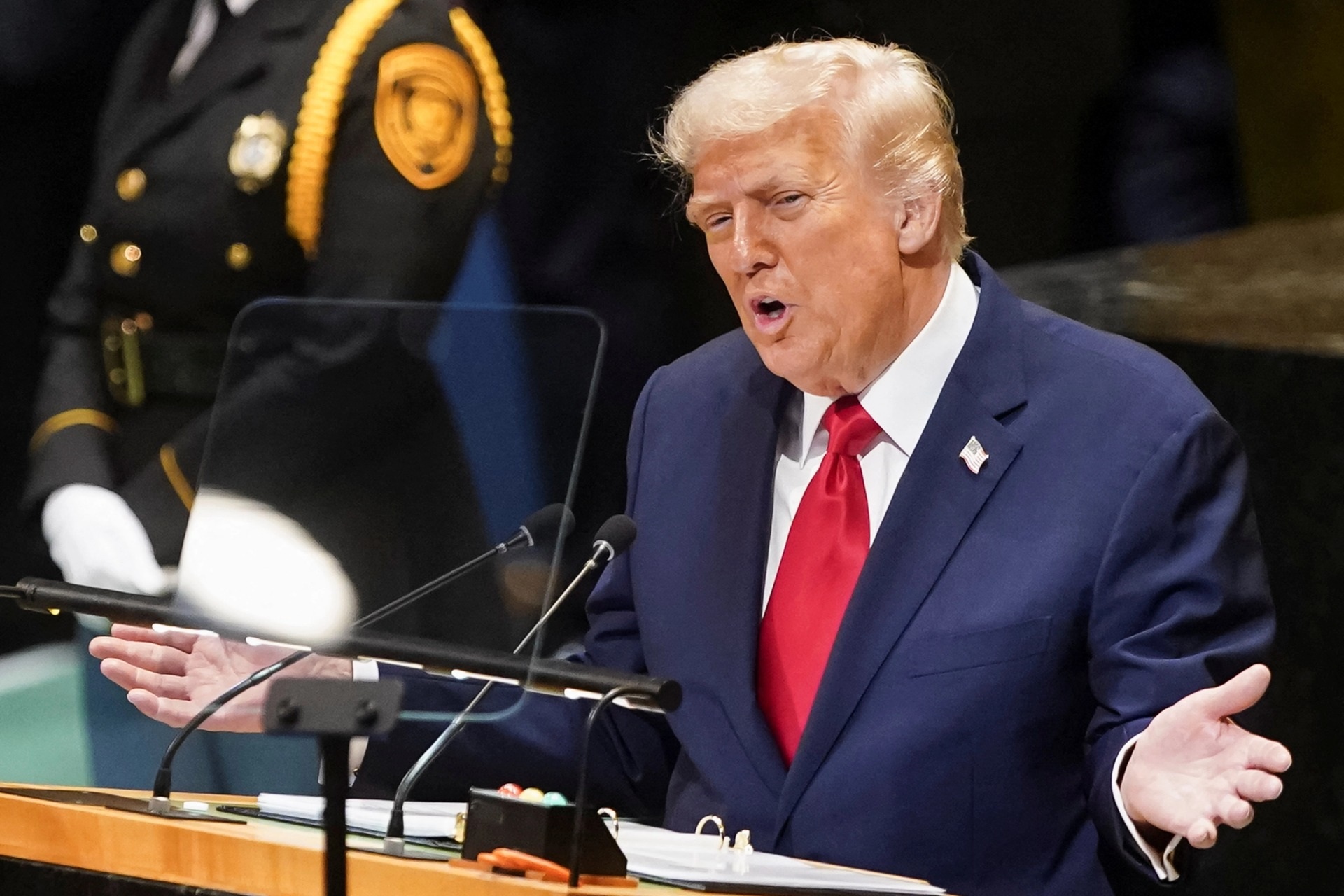 Tổng thống Donald Trump nói sẽ không còn gọi Nga là “hổ giấy”