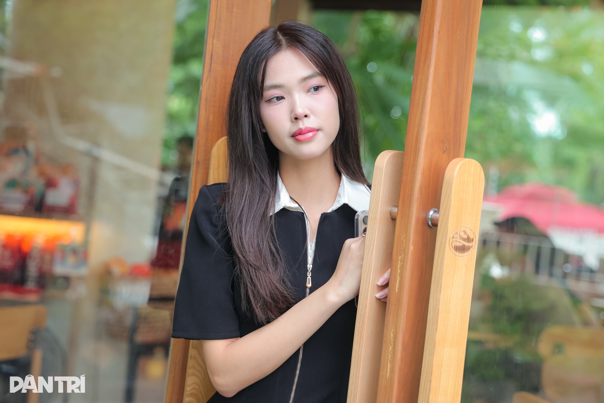 "Tiểu tam” phim Gió ngang khoảng trời xanh: Ngoài đời sành điệu, giỏi võ