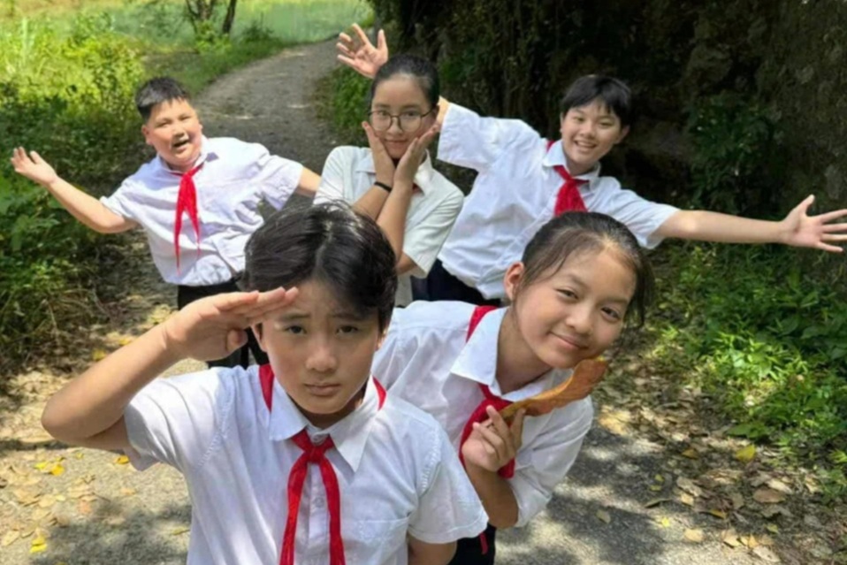 Dàn diễn viên nhí “Cách em 1 milimet” gây sốt