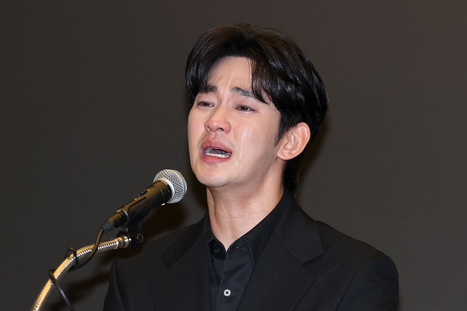 Tài tử "Nữ hoàng nước mắt" Kim Soo Hyun làm gì trong 6 tháng mất tích?