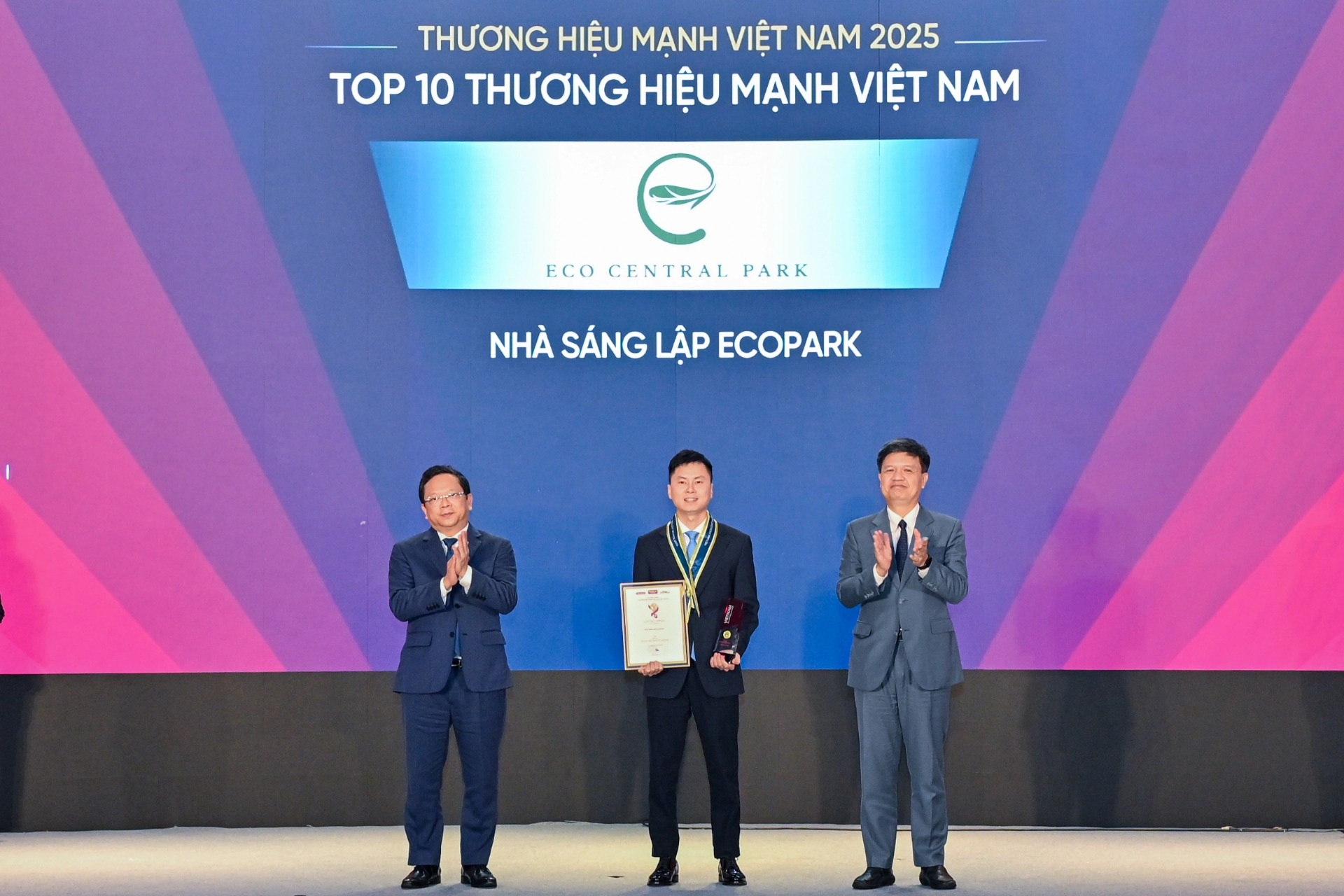 Nhà sáng lập Ecopark nhận giải thưởng “Top 10 thương hiệu mạnh Việt Nam 2025”