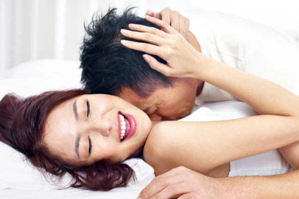 Một lần “vụng trộm” với em hàng xóm, tôi bàng hoàng khi xem Facebook cô ấy