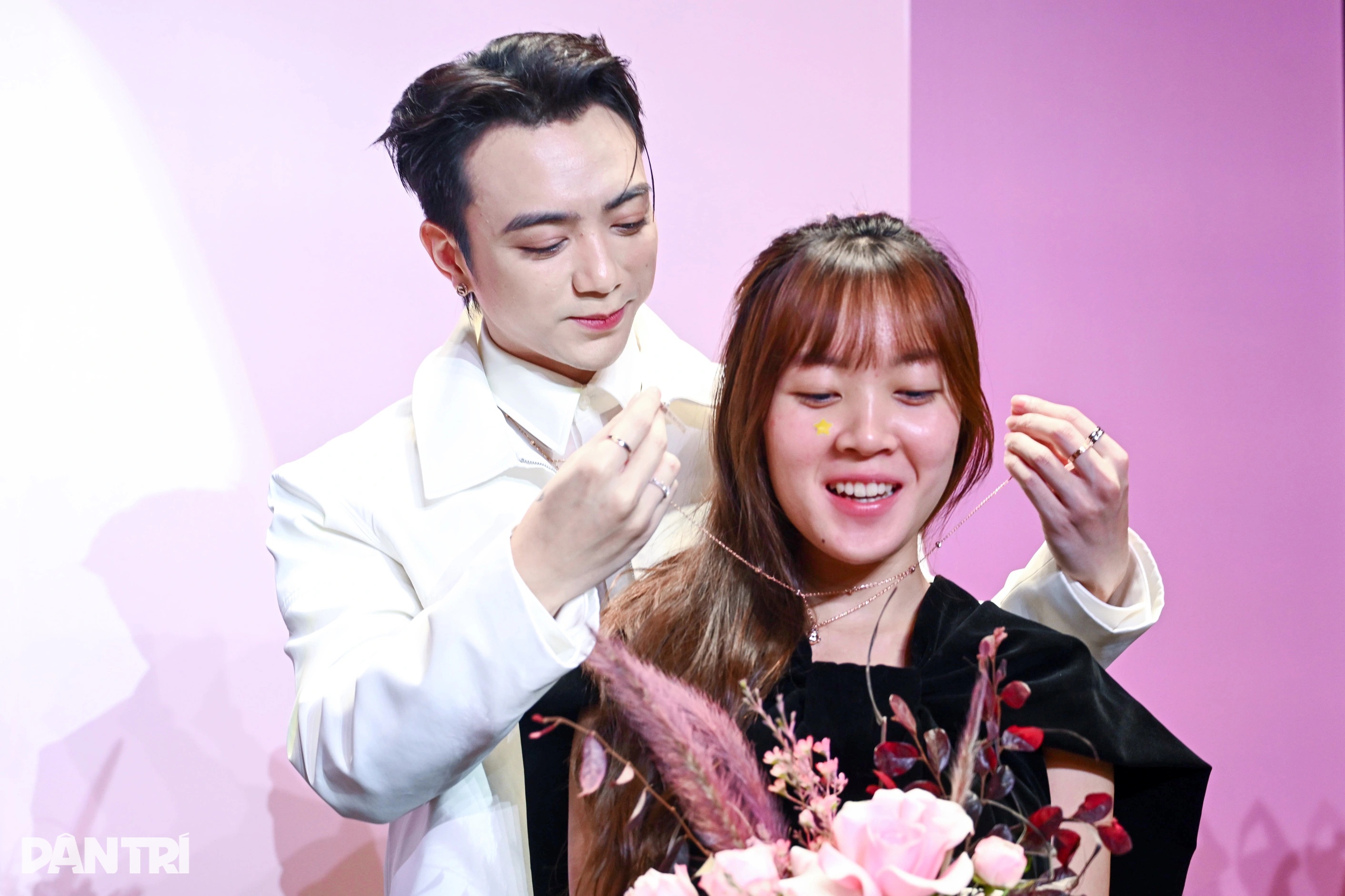 SOOBIN hóa hoàng tử áo trắng đeo trang sức cho khán giả nữ