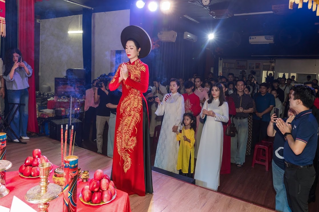 NSND Trịnh Kim Chi dành toàn bộ tiền trong lễ cúng Tổ hỗ trợ bà con vùng lũ