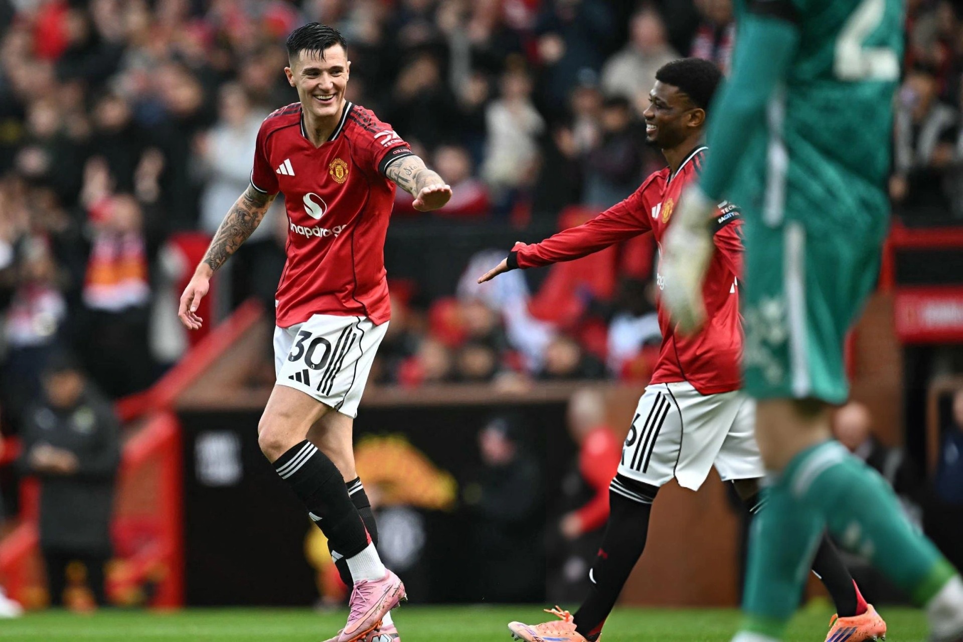 Man Utd 2-0 Sunderland (hết hiệp 1): Chủ nhà thoát phạt đền