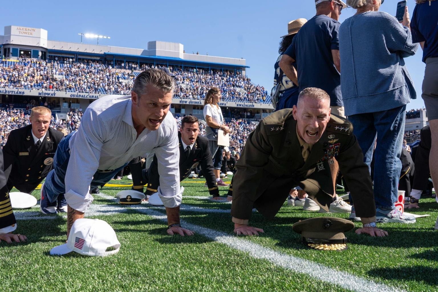 Bộ trưởng Quốc phòng Mỹ tham gia lập kỷ lục Guinness thế giới về chống đẩy