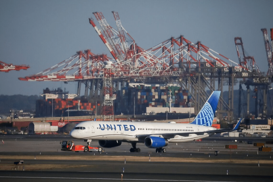 Hàng không Mỹ gián đoạn do chính phủ đóng cửa một phần