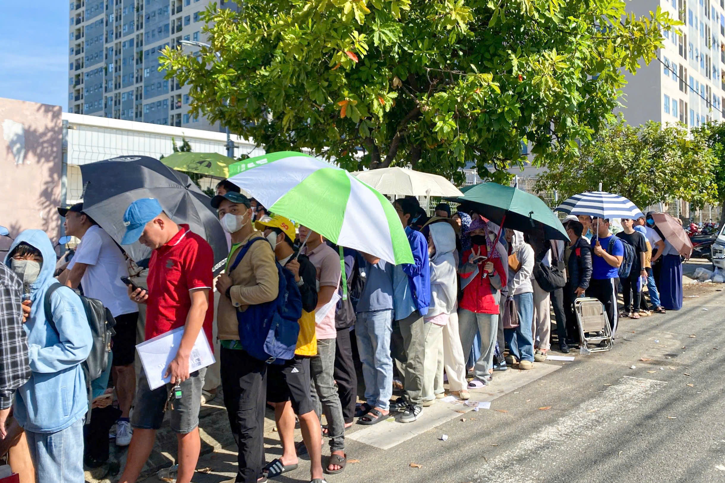 Người dân xếp hàng từ mờ sáng, tràn cả ra đường để giữ chỗ mua nhà ở xã hội