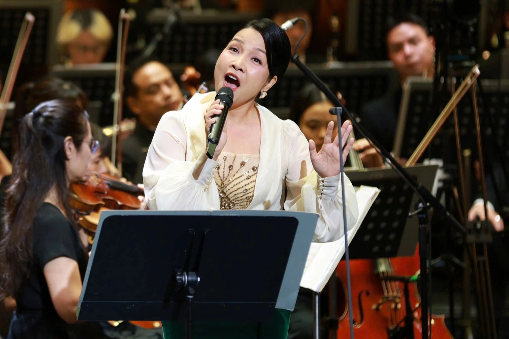 Diva Mỹ Linh gây sốt khi hát bản nhạc mùa thu bất hủ sau 31 năm