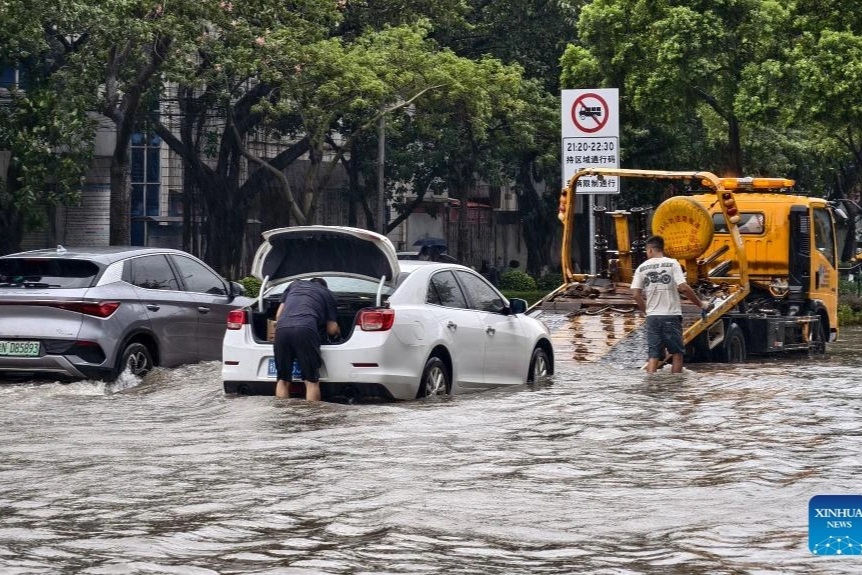 Phố biến thành sông ở Trung Quốc sau bão Matmo