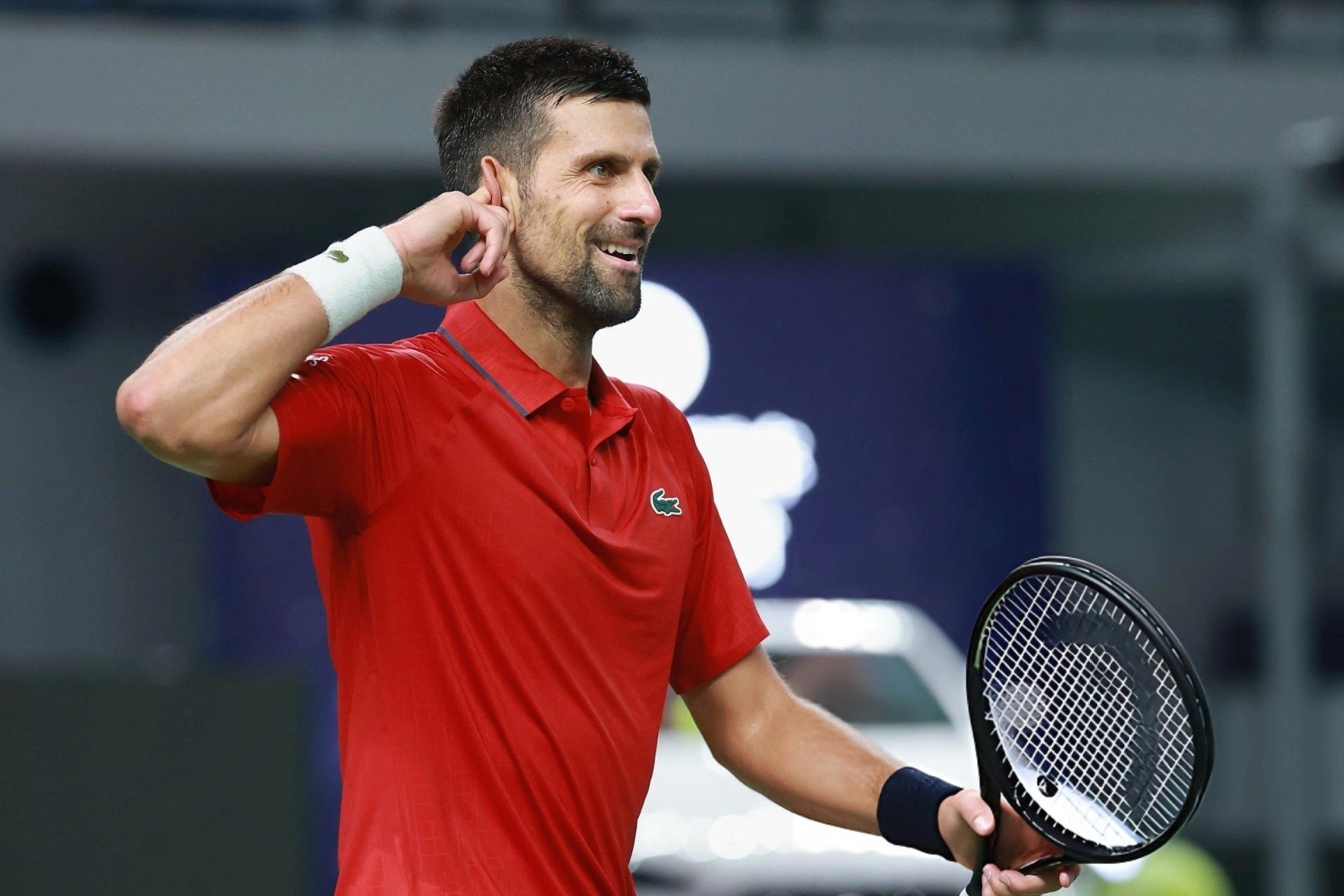 Djokovic vượt qua chấn thương, vào bán kết Thượng Hải Masters