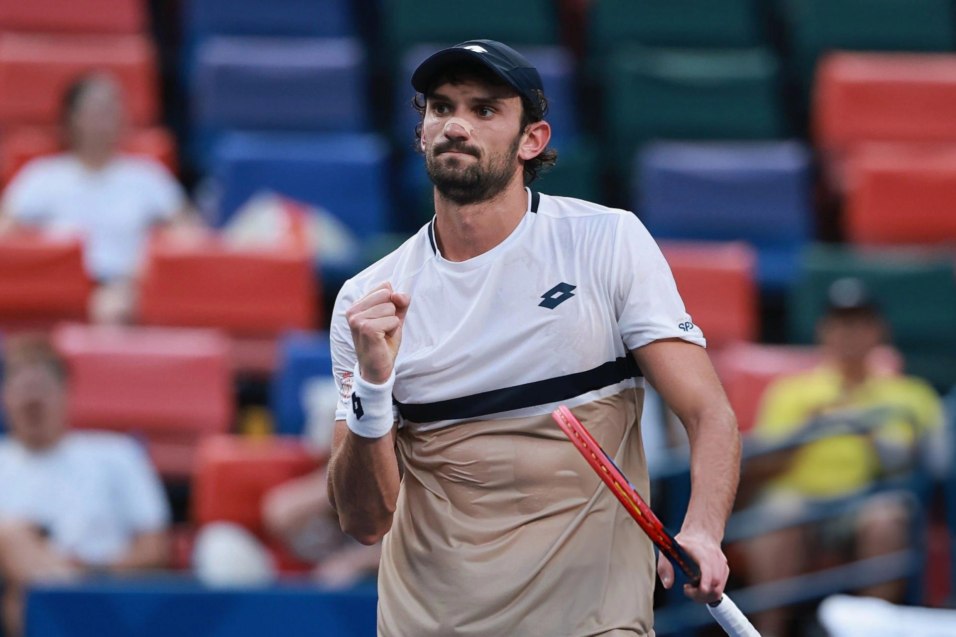 "Ngựa ô" Vacherot gây sốc, thách thức Djokovic ở bán kết Thượng Hải Masters