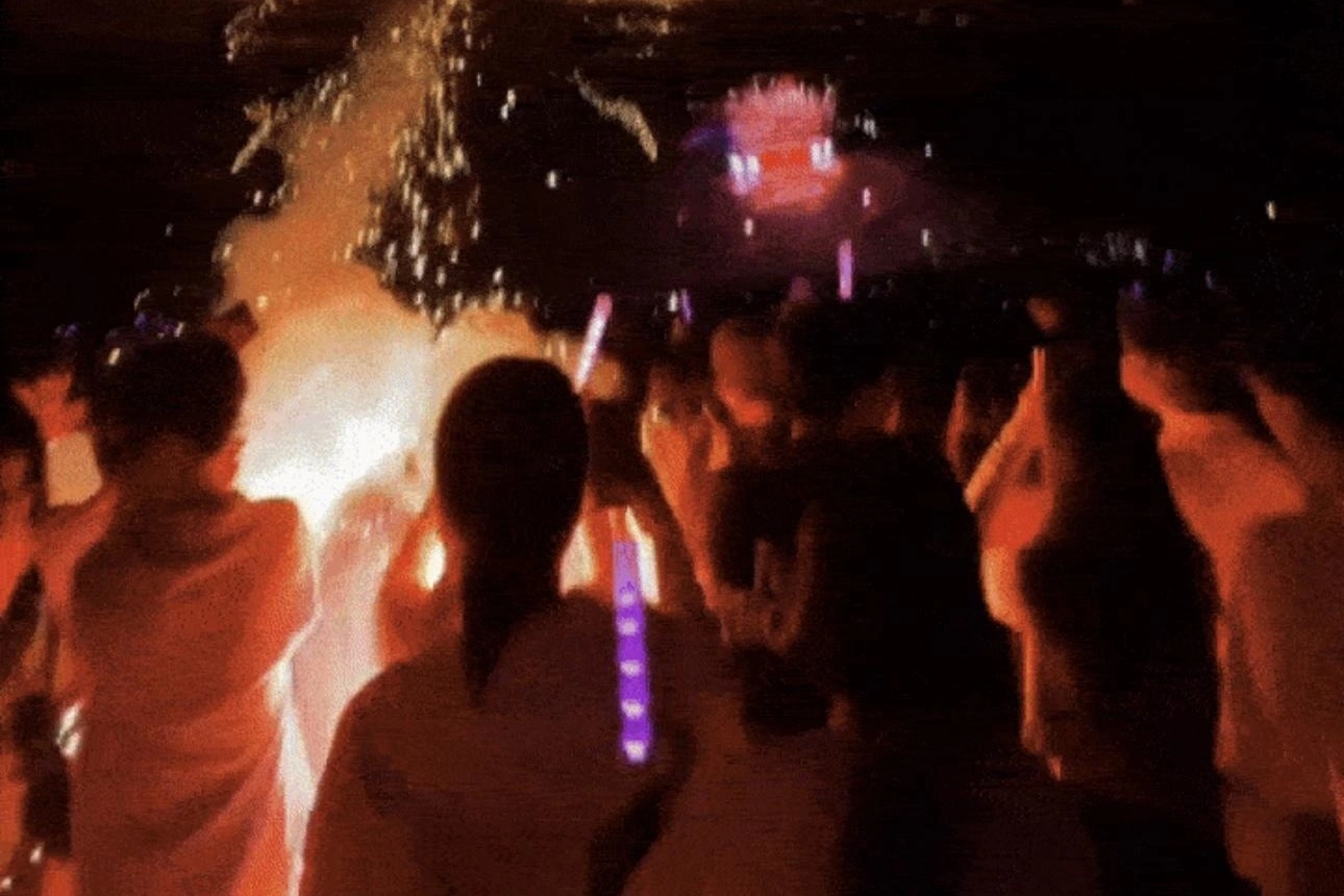 BTC “Em xinh say hi” xin lỗi vì sự cố pháo hoa rơi vào khán giả ở Mỹ Đình