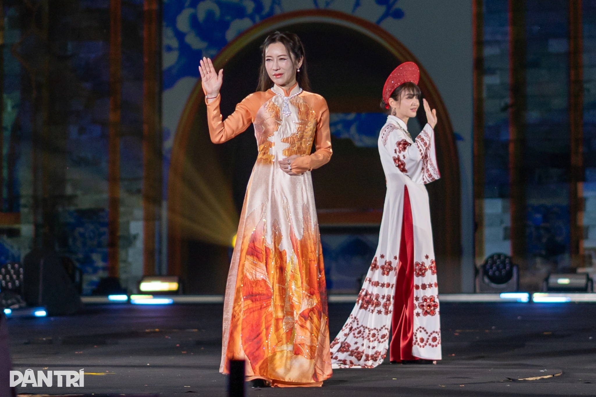 Phu nhân Đại sứ Mỹ, Nhật Bản và nhiều quốc gia trình diễn áo dài Việt Nam