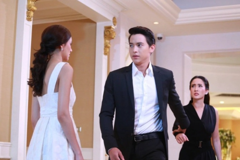 Vô tình gặp bạn trai ở bữa tiệc, tôi bật khóc khi thấy anh sánh đôi cùng ai