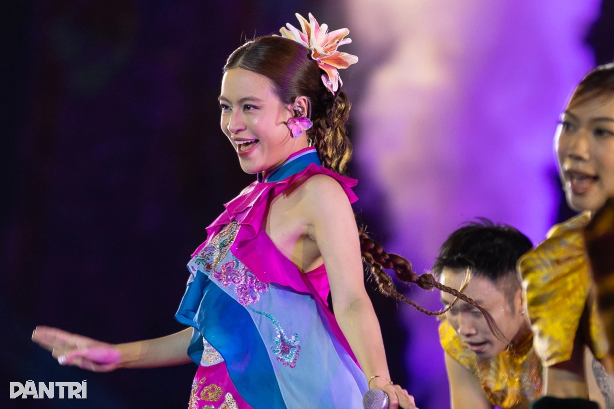 Hoàng Thùy Linh đem bản hit trăm triệu views lên sân khấu lễ hội thế giới