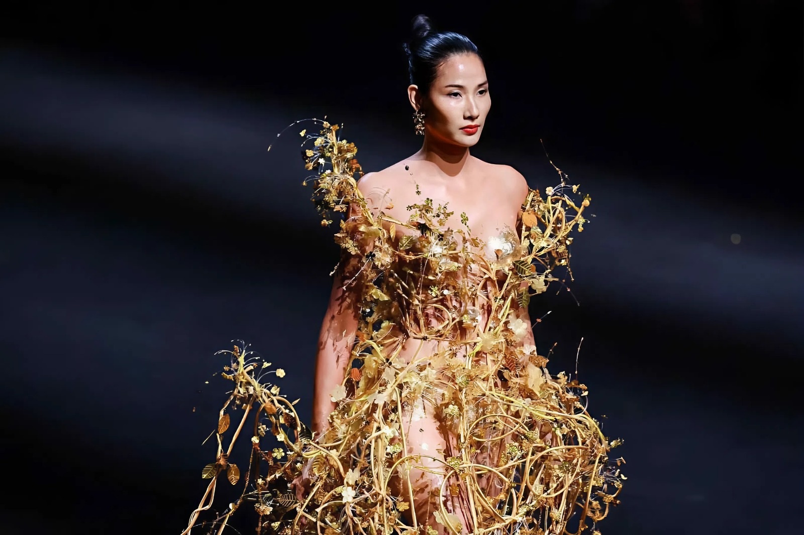 Hoàng Thùy dát hơn 100 lá vàng lên người, diễn vedette ở Thượng Hải