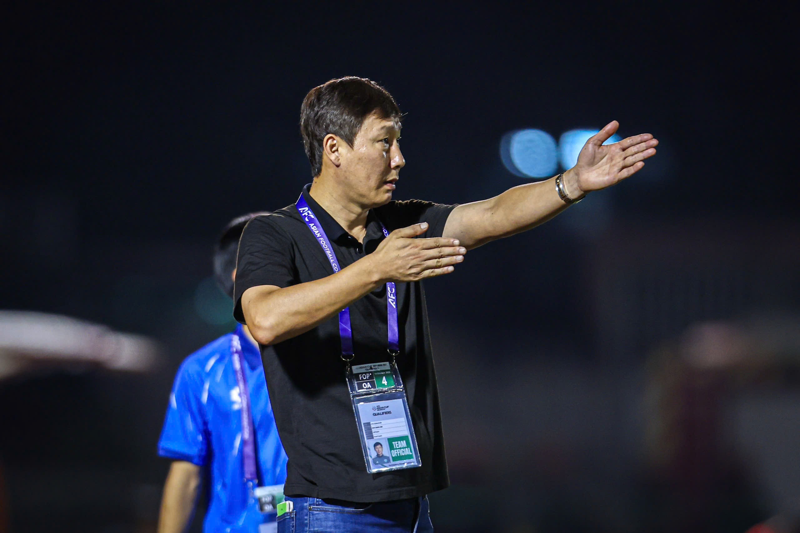 HLV Kim Sang Sik trả lời họp báo sau trận thắng khó khăn Nepal