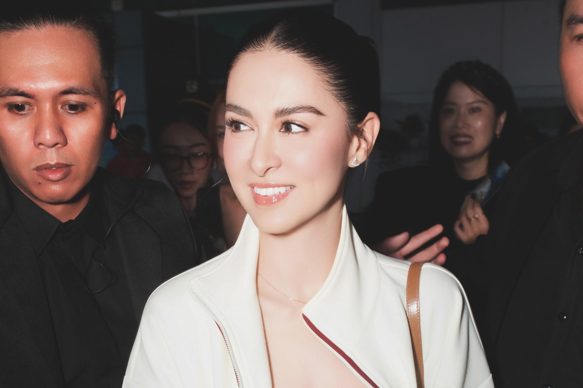 "Mỹ nhân đẹp nhất Philippines" đến Việt Nam, fan quây kín tại sân bay